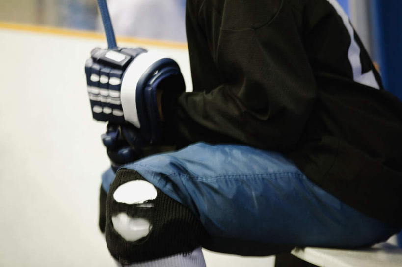 西方人,一个人,运动员,坐,横图,室内,特写,白天,侧面,运动服,安全,欧洲,欧洲人,仅一个男性,仅一个人,仅一个中年男性,阴影,服装,朦胧,模糊,反射,影子,防护,球棒,运动器械,衣服,蓝色,手套,健身器械,服饰,保护,衣着,穿着,保险,健身器材,保全,周全,安稳,安定,防护手套,衣饰,冰球棒,平安,男人,男性,中年男性,白种人,体育运动员,运动选手,坐着,半身,彩图,运动器材,运动装