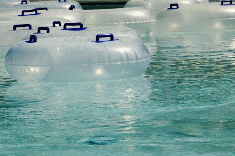 游泳,无人,游泳池,横图,室外,白天,正面,美景,水,阴影,朦胧,模糊,光线,救生圈,影子,塑料,景观,水池,水面,泳池,白色,阳光,自然,塑料制品,游泳圈,景色,充气,救生,自然风光,泅水,彩图