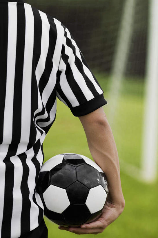 西方人,手,一个人,足球场,站,竖图,室外,白天,运动服,足球,草地,草坪,植物,欧洲,欧洲人,仅一个男性,仅一个人,仅一个中年男性,裁判,握,阴影,服装,朦胧,模糊,光线,影子,足球装备,运动器械,草,一个,背面,衣服,绿色,阳光,站着,手部,健身器械,握着,服饰,单个,单手,衣着,穿着,健身器材,绿茵场,蹴鞠,衣饰,足球运动,男人,男性,中年男性,白种人,站立,半身,彩图,足球比赛场地,运动器材,运动装