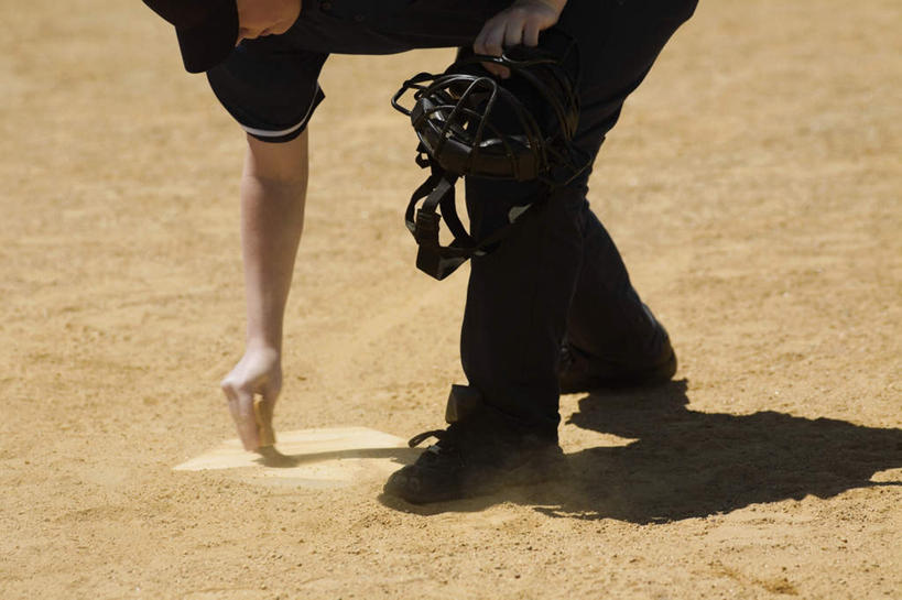 西方人,一个人,体育馆,运动场,站,横图,室外,白天,侧面,运动服,帽子,欧洲,欧洲人,仅一个男性,仅一个人,仅一个中年男性,裁判,弯腰,阴影,服装,朦胧,模糊,光线,头盔,影子,注视,体育场,衣服,阳光,安全帽,低头,观察,看,站着,服饰,田径场,观看,察看,衣着,穿着,关注,弯身,运动馆,衣饰,男人,男性,中年男性,白种人,站立,半身,彩图,运动装