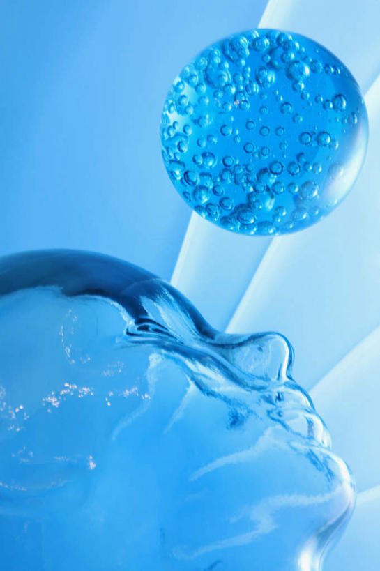 无人,竖图,室内,特写,白天,仰视,水,阴影,蓝色背景,反射,圆形,人造模特,液体,影子,水滴,球,泡泡,摄影,影棚,道具,三维,模特道具,时装道具,展示道具,陈列道具,抬头,仰头,半身,彩图,低角度拍摄,影棚拍摄,拍摄