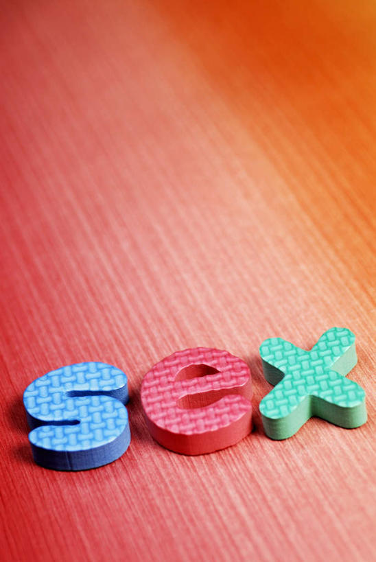 无人,竖图,俯视,室内,特写,白天,静物,一排,阴影,朦胧,模糊,整齐,反射,英文,标志,文字,影子,字符,字母,标识,排列,三个,红色,蓝色,绿色,摄影,影棚,英文字母,队列,性,彩图,高角度拍摄,影棚拍摄,拍摄