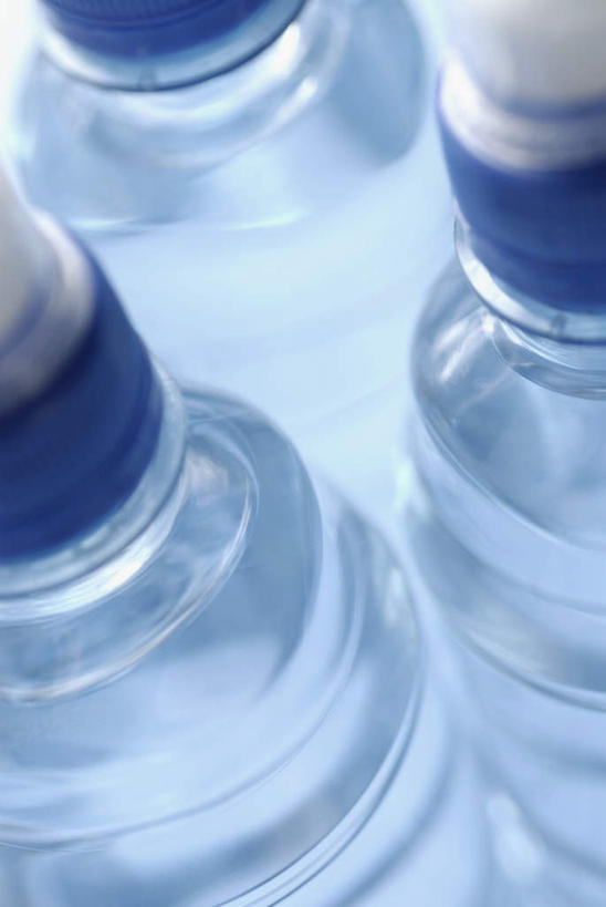 无人,竖图,俯视,室内,特写,白天,水,餐桌,桌子,阴影,蓝色背景,朦胧,模糊,反射,液体,影子,饮用水,三个,瓶子,塑料制品,矿泉水,塑料瓶,摄影,影棚,餐台,三瓶,蒸馏水,彩图,高角度拍摄,影棚拍摄,拍摄