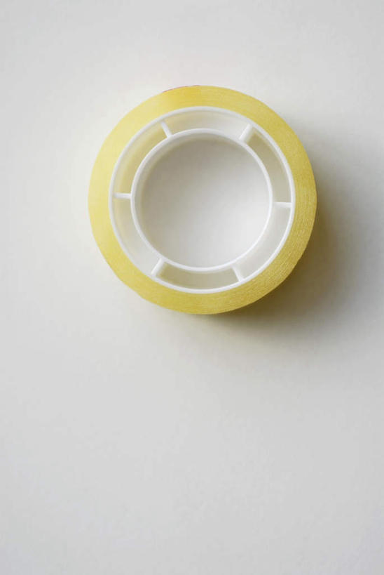 无人,竖图,俯视,室内,特写,白天,白色背景,桌子,静物,阴影,朦胧,模糊,反射,影子,办公用品,书桌,文具,一个,课桌,摄影,影棚,单个,办公设备,文具用品,胶布,透明胶,文化工具,黏胶,彩图,高角度拍摄,影棚拍摄,拍摄