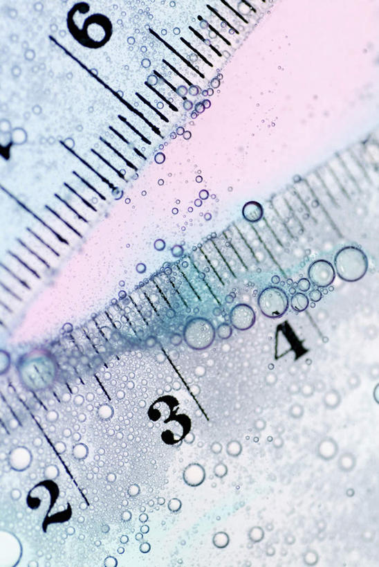 无人,竖图,俯视,室内,特写,白天,水,不锈钢,朦胧,模糊,测量,标志,不锈钢制品,数字,文字,液体,字符,刻度,气泡,水滴,两把,标识,泡泡,尺,直尺,阿拉伯数字,钢尺,测量工具,尺子,衡量,绘图,比例,测绘,量具,量仪,标度,彩图,高角度拍摄