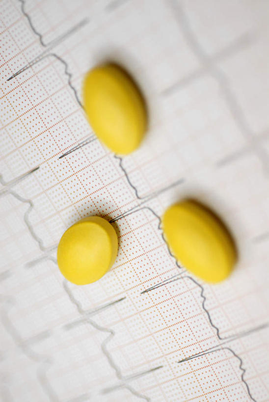 无人,竖图,俯视,室内,特写,白天,安全,起伏,朦胧,模糊,曲折,弯曲,材料,档案,文件,药剂,药丸,纸,防护,三颗,药片,黄色,手稿,资料,药品,记录,高低,治疗,蜿蜒,保护,药物,证明,医疗,文档,保险,预防,脉搏,记载,记实,纪录,平安,彩图,高角度拍摄,脉搏波,病历