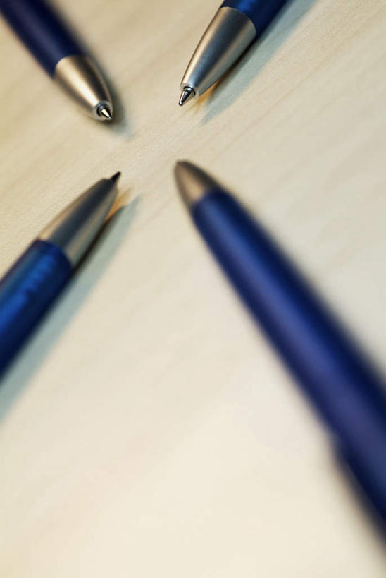 无人,竖图,俯视,室内,特写,白天,桌子,静物,阴影,朦胧,模糊,反射,笔,影子,办公用品,圆珠笔,书桌,文具,排列,蓝色,课桌,学习用品,四支,摄影,影棚,文具用品,摆列,彩图,高角度拍摄,影棚拍摄,拍摄,布列,分列