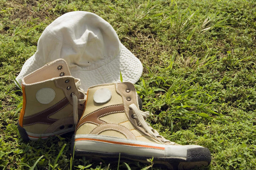 无人,横图,俯视,室外,特写,白天,草地,草坪,植物,帽子,鞋子,一双,阴影,光线,影子,草,绿色,阳光,遮阳帽,帆布鞋,休闲鞋,一顶,彩图,高角度拍摄