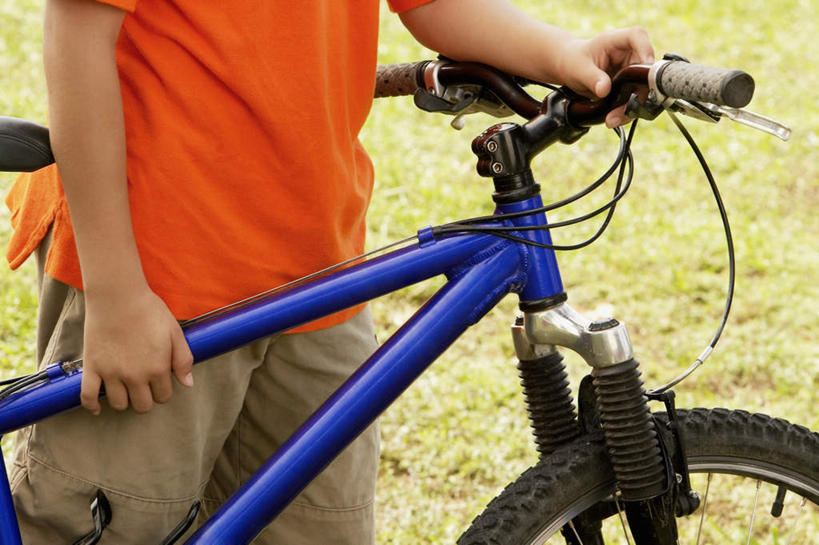 西方人,手,一个人,站,横图,室外,特写,白天,正面,草地,草坪,植物,自行车,欧洲,欧洲人,双手,仅一个男性,仅一个人,一辆,握,服装,山地车,休闲装,车,脚踏车,草,仅一个年轻男性,衣服,蓝色,绿色,交通工具,站着,休闲,手部,休闲服,橙色,握着,服饰,载具,山地自行车,男人,男性,年轻男性,白种人,站立,半身,彩图