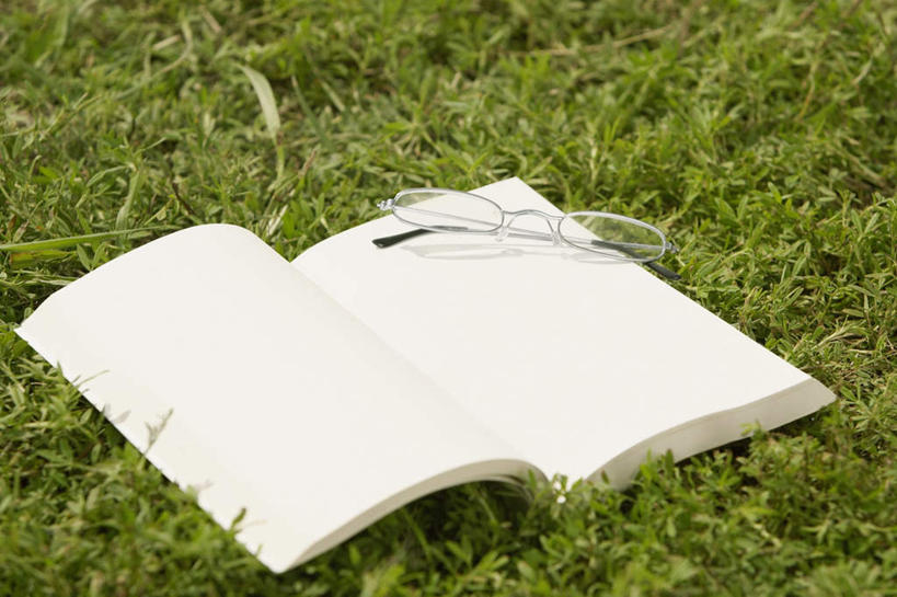 无人,横图,俯视,室外,特写,白天,草地,草坪,植物,书籍,一本,一副,眼镜,草,绿色,打开,翻开,近视眼镜,掀开,书,图书,彩图,高角度拍摄