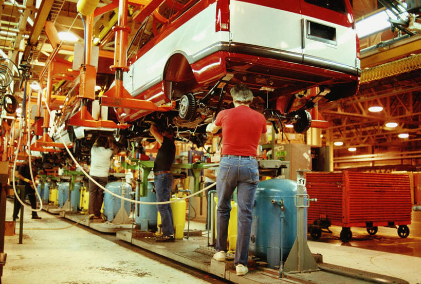 西方人,四个人,伙伴,朋友,工厂,站,横图,室内,白天,仰视,友谊,合作,团队,汽车,电车,照明,欧洲,欧洲人,握,阴影,服装,光线,影子,灯光,拿,拿着,注视,顶灯,车,灯,衣服,灯具,交通工具,观察,看,站着,战略,握着,服饰,观看,照亮,察看,衣着,照明设备,穿着,关注,载具,联合,合谋,衣饰,无轨电车,配合,协作,男人,男性,中年男性,白种人,站立,彩图,低角度拍摄,全身,工地,制造厂