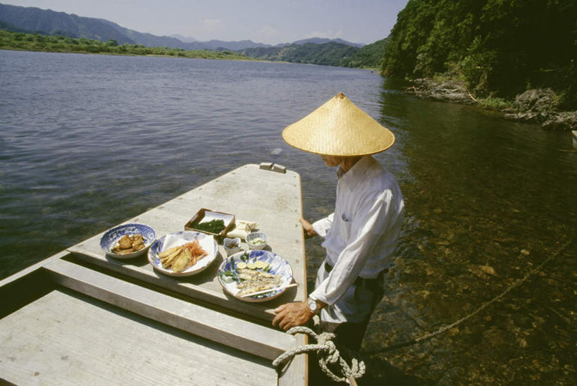 海鲜,东方人,一个人,码头,站,横图,俯视,室外,白天,旅游,度假,河流,美景,森林,山,山脉,树林,水,植物,港口,餐具,帽子,日本,亚洲,仅一个男性,仅一个人,阴影,波纹,服装,光线,草帽,碟子,盘,影子,河水,景观,山峰,水流,涟漪,山峦,黄种人,娱乐,水产,海洋生物,树,树木,衣服,蓝色,绿色,倒影,蓝天,水纹,天空,阳光,自然,盘子,碟,波浪,群山,天,站着,仅一个老年男性,享受,休闲,景色,放松,服饰,生长,晴朗,成长,倒映,衣着,穿着,自然风光,水生动物,海产品,水生物,东亚,海底动物,万里无云,高知,日本国,高知县,水晕,四国地方,四国,四国岛,衣饰,反照,老年男性,男人,男性,亚洲人,晴空,晴空万里,站立,半身,彩图,高角度拍摄,摆渡口,埠头,渡口,渡头,港湾,海港,货运码头,口岸,商港