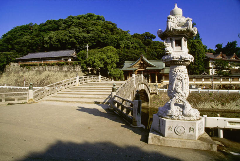 无人,栏杆,横图,室外,白天,正面,旅游,度假,河流,石头,名胜古迹,树林,水,植物,楼梯,标志建筑,地标,建筑,雕塑,爱媛县,日本,亚洲,阴影,节日,遗迹,艺术,装饰,光线,雕刻,雕像,扶手,石子,影子,阶梯,河水,水流,桥,神社,古迹,文化,文物,娱乐,建设,古建筑,石桥,护栏,石雕,拱桥,台阶,栈桥,树,树木,蓝色,绿色,蓝天,天空,阳光,自然,工艺品,天,祈祷,享受,休闲,健康,旅游胜地,放松,许愿,宗教,信仰,拱形,生长,晴朗,成长,纪念,人行桥,神道,石拱桥,祈求,美术,祭祀,主题,陈列,古文明,东亚,万里无云,日本国,功能,美学,爱媛,四国地方,四国,四国岛,神道教,社屋,平安,石块,晴空,晴空万里,彩图,宇和岛市,宇和岛