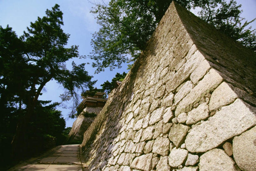 无人,家,横图,室外,白天,仰视,旅游,度假,石头,名胜古迹,植物,别墅,标志建筑,道路,地标,建筑,路,爱媛县,日本,亚洲,阴影,遗迹,光线,石子,影子,堡垒,城堡,房屋,墙,屋子,公寓,小路,交通,古迹,文物,娱乐,建设,古建筑,洋房,楼房,墙壁,墙面,住宅,树,树木,蓝色,绿色,蓝天,天空,阳光,自然,天,享受,休闲,旅游胜地,放松,生长,晴朗,成长,要塞,古文明,东亚,万里无云,松山城,日本国,爱媛,四国地方,四国,四国岛,县厅,松山市,设防,松山,石块,岩石,晴空,晴空万里,彩图,低角度拍摄,房子