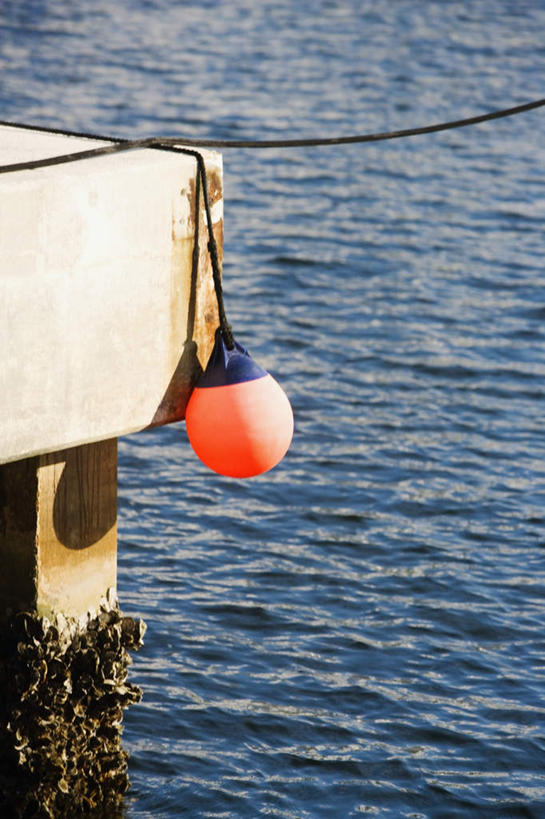 无人,码头,竖图,室外,白天,正面,旅游,度假,海浪,海洋,美景,港口,阴影,光线,标志,影子,景观,浪花,娱乐,标识,阳光,自然,海水,享受,休闲,景色,放松,浮标,自然风光,海景,航标,大海,风浪,海,海水的波动,近岸浪,涌浪,彩图,摆渡口,埠头,渡口,渡头,港湾,海港,货运码头,口岸,商港,航行标志,助航标志