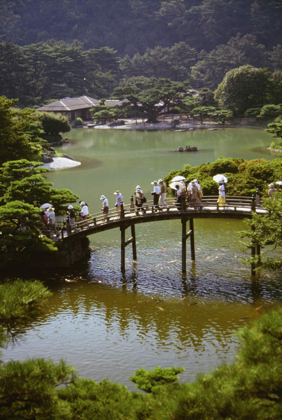 东方人,公园,栏杆,走,竖图,俯视,室外,白天,旅游,度假,草地,草坪,湖,湖泊,美景,树林,水,植物,日本,亚洲,行人,游客,游人,波纹,服装,木板,伞,雨伞,遮阳伞,湖面,景观,水流,水面,围栏,桥,木桥,涟漪,许多人,黄种人,娱乐,阳伞,护栏,路人,旅客,栈桥,草,树,树木,衣服,绿色,倒影,水纹,自然,波浪,湖水,一群人,享受,休闲,景色,放松,服饰,生长,成长,人行桥,木板桥,倒映,太阳伞,衣着,穿着,自然风光,东亚,日本国,水晕,四国地方,四国,四国岛,香川,香川县,衣饰,栗林公园,反照,过客,男人,男性,年轻男性,年轻女性,女人,女性,亚洲人,步行,散步,走路,彩图,高角度拍摄,全身