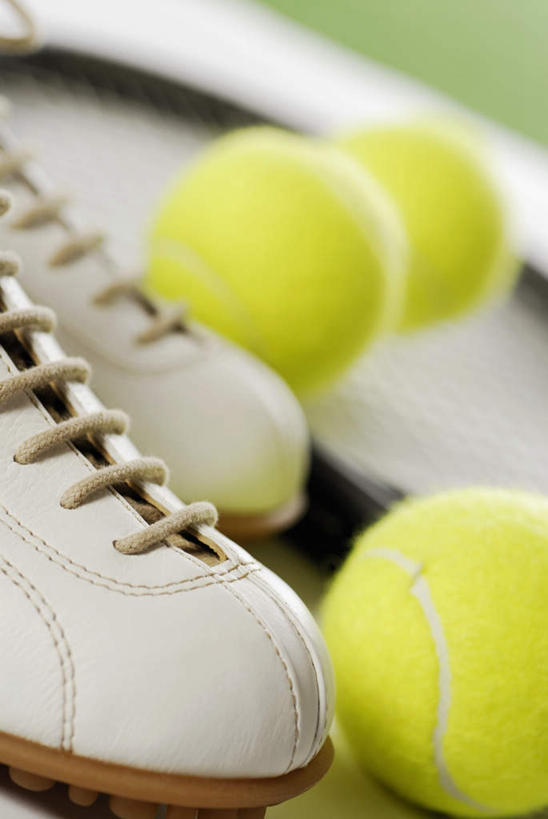 无人,竖图,俯视,室外,特写,白天,运动鞋,网球,鞋子,一双,许多,朦胧,模糊,网球拍,球场,网球场,球拍,网球装备,很多,运动器械,场地,黄色,健身器械,休闲鞋,健身器材,网球运动,彩图,高角度拍摄,网球场地,草地球场,运动器材