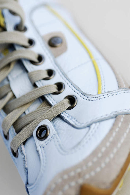 无人,竖图,俯视,室内,特写,白天,白色背景,运动鞋,静物,鞋子,鞋带,一只,白色,摄影,影棚,休闲鞋,彩图,高角度拍摄,影棚拍摄,拍摄