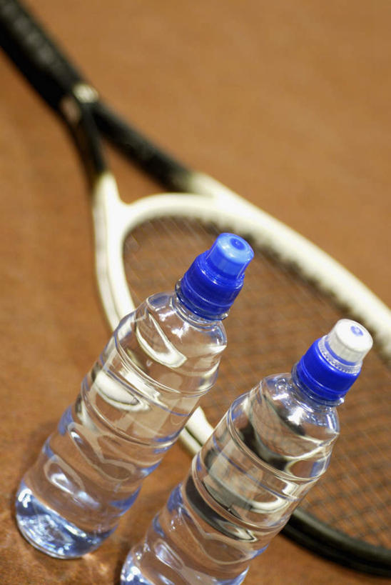 无人,竖图,俯视,室外,特写,白天,水,两瓶,朦胧,模糊,网球拍,液体,球场,网球场,球拍,网球装备,饮用水,运动器械,场地,一个,瓶子,塑料制品,矿泉水,健身器械,塑料瓶,单个,健身器材,蒸馏水,彩图,高角度拍摄,网球场地,红土场,软性球场,运动器材