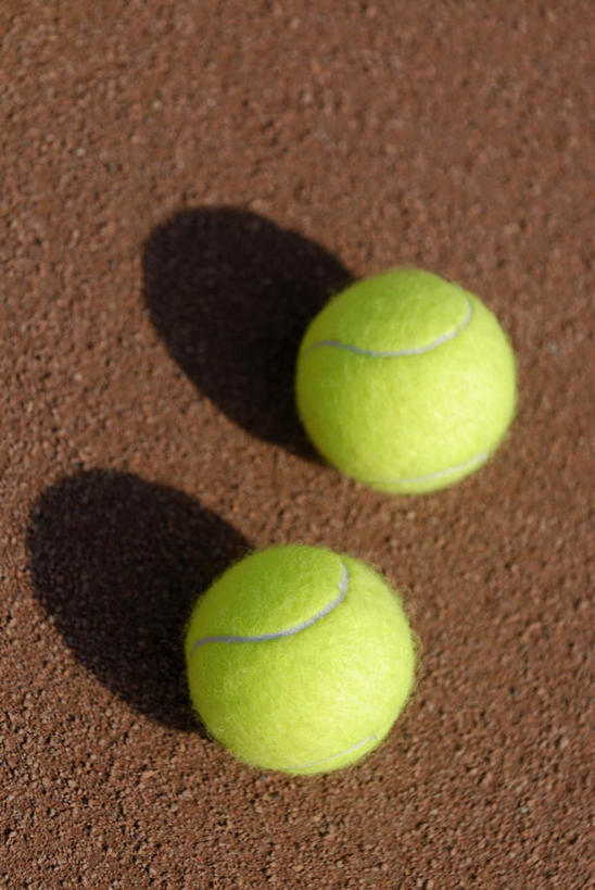 无人,竖图,俯视,室外,特写,白天,网球,静物,阴影,光线,影子,球场,网球场,网球装备,运动器械,场地,两个,黄色,阳光,健身器械,健身器材,网球运动,彩图,高角度拍摄,网球场地,红土场,软性球场,运动器材