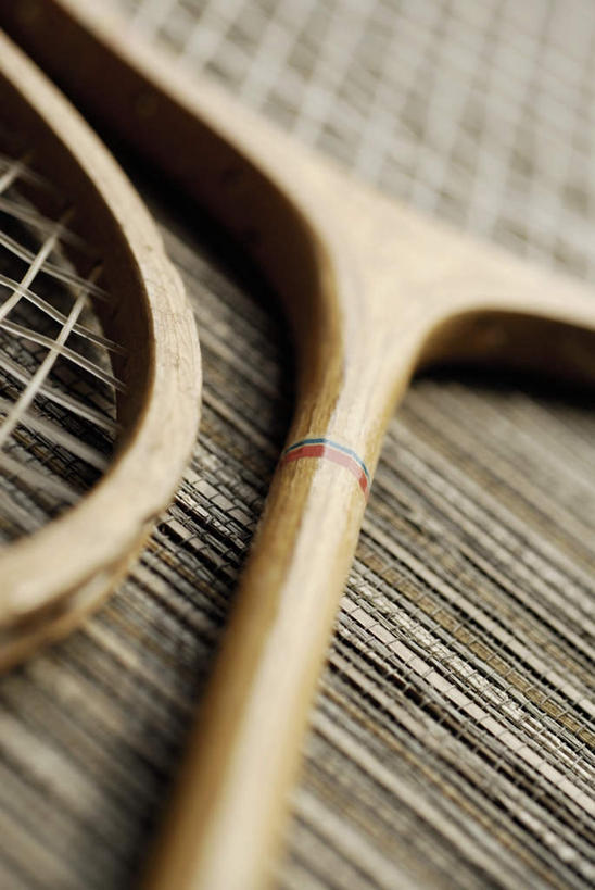 无人,竖图,俯视,室外,特写,白天,静物,阴影,反射,木制,网球拍,影子,球拍,网球装备,运动器械,两个,木制品,健身器械,健身器材,彩图,高角度拍摄,运动器材