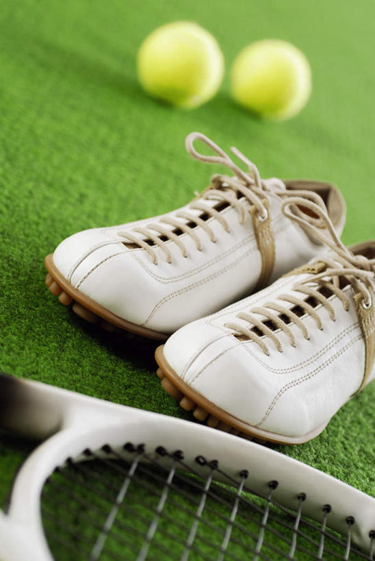 无人,竖图,俯视,室外,特写,白天,运动鞋,网球,鞋子,一双,阴影,朦胧,模糊,反射,网球拍,影子,球场,网球场,球拍,网球装备,运动器械,场地,三个,黄色,白色,健身器械,休闲鞋,健身器材,网球运动,彩图,高角度拍摄,网球场地,草地球场,运动器材