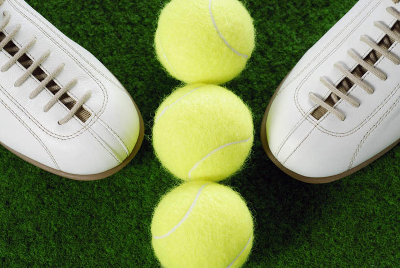 无人,横图,俯视,室外,特写,白天,运动鞋,网球,鞋子,一排,一双,整齐,球场,网球场,网球装备,运动器械,场地,排列,三个,黄色,白色,健身器械,休闲鞋,队列,健身器材,网球运动,彩图,高角度拍摄,网球场地,草地球场,运动器材