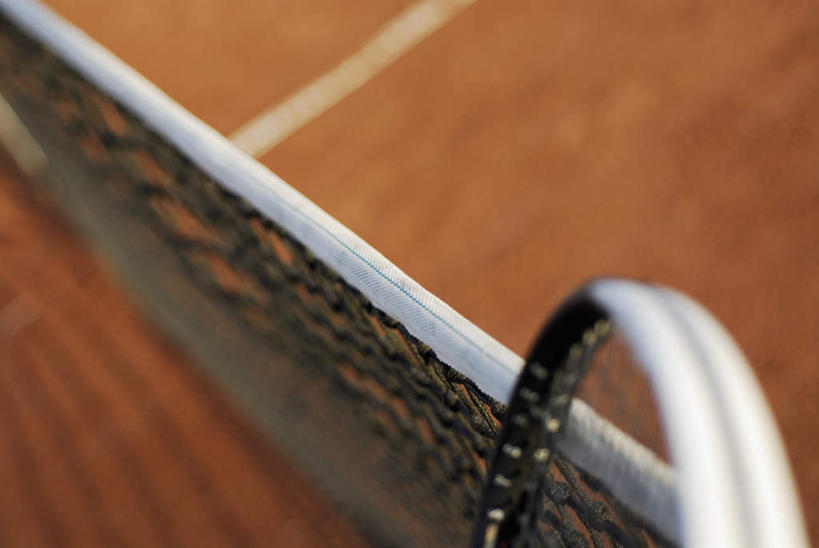 无人,横图,俯视,室外,特写,白天,静物,阴影,光线,网球拍,影子,球场,网球场,球网,球拍,网球装备,运动器械,场地,一个,阳光,健身器械,单个,健身器材,网球球网,彩图,高角度拍摄,网球场地,红土场,软性球场,运动器材