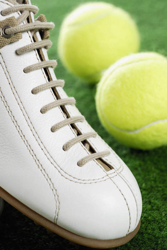 无人,竖图,俯视,室外,特写,白天,运动鞋,网球,鞋子,朦胧,模糊,球场,网球场,网球装备,运动器械,场地,两个,一只,黄色,白色,健身器械,休闲鞋,健身器材,网球运动,彩图,高角度拍摄,网球场地,草地球场,运动器材