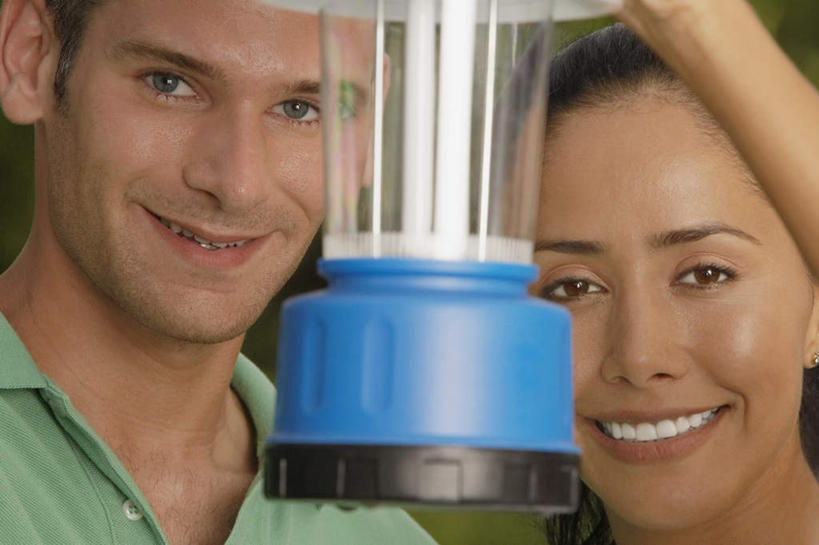 西方人,脸,头,脸颊,两个人,站,笑,微笑,露齿笑,横图,室外,特写,白天,正面,爱情,照明,欧洲,欧洲人,握,服装,灯笼,纸灯笼,浪漫,拿,拿着,注视,休闲装,一个,衣服,蓝色,灯具,观察,看,站着,休闲,温暖,温馨,休闲服,恩爱,握着,恋人,服饰,单个,观看,照亮,和睦,察看,照明设备,关注,男人,男性,年轻男性,年轻女性,女人,女性,白种人,头部,脸部,脸蛋,面部,情侣,站立,半身,彩图,伴侣,融洽