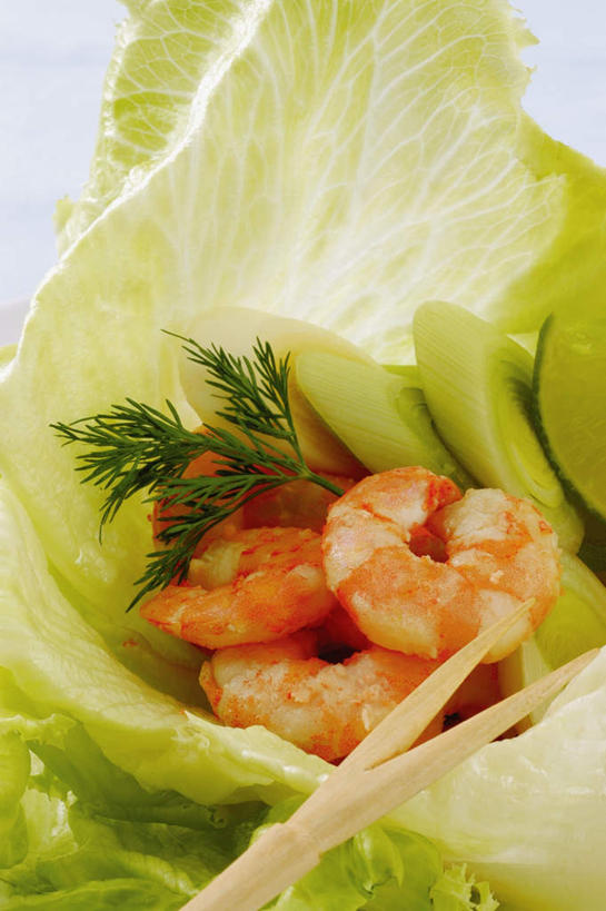 海鲜,无人,竖图,俯视,室内,特写,白天,筷子,桌面,桌子,蔬菜,洋葱,餐具,一双,阴影,新鲜,反射,木制,影子,生菜,莴苣,生食,蔬菜沙拉,虾,沙拉,食品,文化,色拉,传统,水产,沙律,大虾,海洋生物,食物,木制品,有机食品,绿色食品,对虾,色拉酱,礼节,玉葱,水生动物,海产品,千岛酱,礼仪,水生物,海底动物,斑节虾,春菜,鹅仔菜,莴仔菜,千金菜,叶用莴苣,东方对虾,中国对虾,进餐用具,圆葱,洋葱头,球葱,葱头,彩图,高角度拍摄