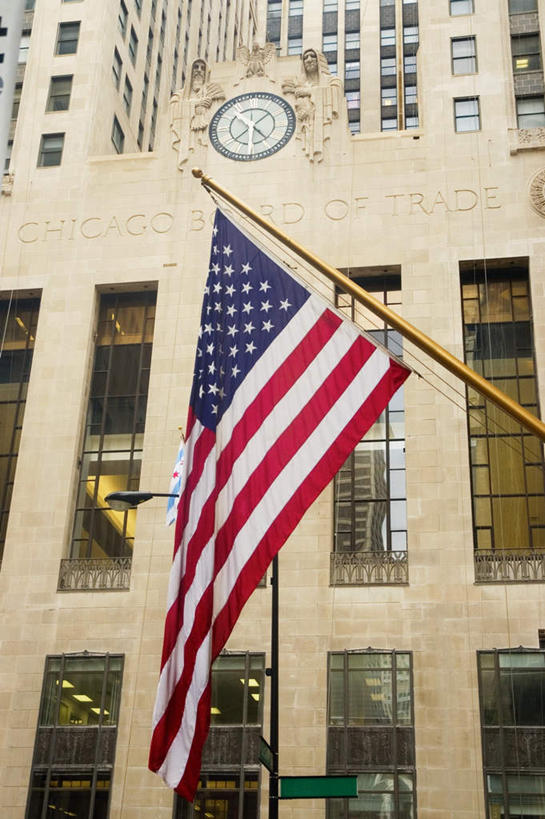 无人,高楼大厦,竖图,室外,白天,仰视,度假,办公楼,美景,城市风光,城市,大厦,建筑,摩天大楼,写字楼,旗帜,国旗,美国,时间,时钟,景观,计时,娱乐,星条旗,钟表,楼宇,享受,休闲,表,商务楼,景色,放松,美国国旗,北美,北美洲,美洲,伊利诺斯州,芝加哥,世界屠猪城,巨肩之城,劳动之城,伊利诺伊,伊利诺伊州,伊利诺州,芝加哥期货交易所,芝加哥市,芝城,林肯之地,北亚美利加洲,亚美利加洲,塔钟,旗,钟,彩图,低角度拍摄,大楼,高层建筑,高楼,摩天楼,美利坚合众国国旗