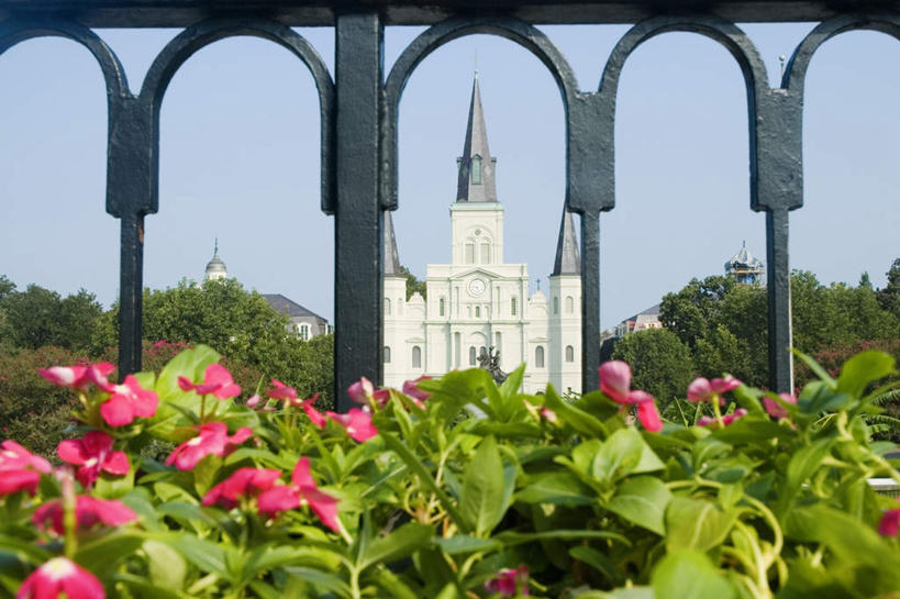 无人,广场,教堂,栏杆,横图,室外,白天,正面,旅游,度假,花海,花圃,植物,标志建筑,地标,建筑,叶子,美国,阴影,节日,盛开,光线,影子,栅栏,篱笆,围栏,花蕾,文化,娱乐,建设,护栏,花,花瓣,花朵,花卉,鲜花,树,树木,蓝色,绿色,蓝天,天空,阳光,自然,花丛,花束,花田,天,花苞,花蕊,祈祷,享受,休闲,健康,旅游胜地,放松,许愿,宗教,信仰,生长,晴朗,成长,纪念,祈求,北美,北美洲,美洲,信念,路易斯安那州,万里无云,圣路易士大教堂,路易斯安那,杰克逊广场,杰克森广场,鹈鹕之州,北亚美利加洲,亚美利加洲,圣路易斯教堂,圣路易大教堂,平安,晴空,晴空万里,彩图,大教堂,礼拜堂