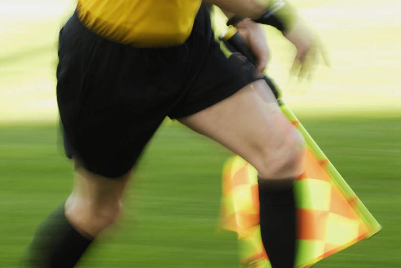 西方人,一个人,足球场,跑,横图,室内,白天,正面,运动服,锻炼,运动,草地,草坪,植物,旗帜,欧洲,欧洲人,仅一个男性,仅一个人,裁判,握,阴影,服装,朦胧,模糊,光线,影子,拿,拿着,旗子,袜子,草,仅一个年轻男性,衣服,绿色,阳光,握着,服饰,长袜,衣着,穿着,绿茵场,长筒袜,旌旗,旗号,衣饰,长统袜,体育,男人,男性,年轻男性,白种人,跑步,半身,彩图,健身,足球比赛场地,运动装