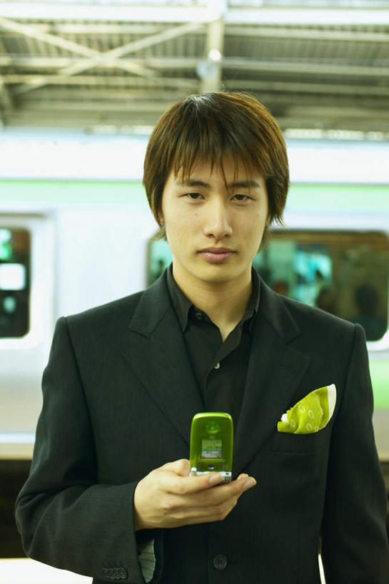 东方人,一个人,商务人士,商务男性,站,打电话,竖图,室外,白天,正面,衬衫,生活用品,火车,电话,手机,亚洲,仅一个男性,仅一个人,握,套装,环保,手帕,拿,拿着,注视,黄种人,通讯设备,手绢,车,仅一个年轻男性,绿色,日用品,交通工具,观察,看,站着,握着,观看,察看,关注,载具,商务装,工薪阶层,一部,美观,交流,男人,男性,年轻男性,亚洲人,白领,上班族,沟通,通话,站立,半身,彩图,衬衣