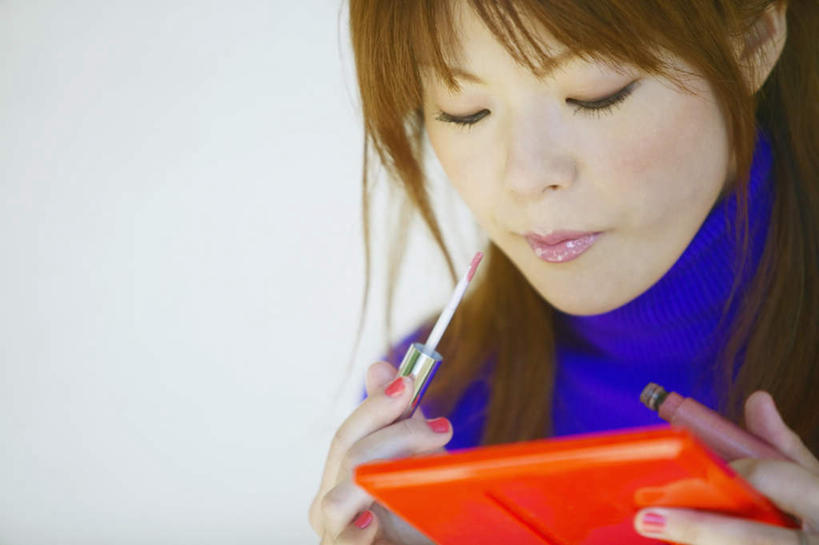 东方人,脸,头,脸颊,手,一个人,横图,室内,特写,白天,白色背景,正面,化妆,美容,时尚,镜子,亚洲,双手,仅一个年轻女性,仅一个女性,仅一个人,护肤,握,反射,拿,拿着,注视,黄种人,肩膀,彩妆,唇膏,化妆品,口红,观察,看,保养,享受,休闲,手部,放松,握着,保健,摄影,影棚,观看,镜像,察看,美容工具,化妆用品,镜面,关注,养颜,化妆工具,光学,唇线笔,手镜,唇棒,年轻女性,女人,女性,亚洲人,头部,脸部,脸蛋,面部,半身,彩图,影棚拍摄,拍摄