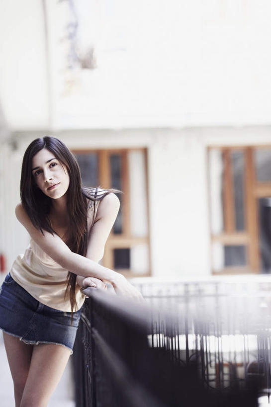 西方人,一个人,家,栏杆,露台,站,竖图,室外,白天,正面,裙子,窗户,阳台,欧洲,欧洲人,仅一个年轻女性,仅一个女性,仅一个人,弯腰,服装,朦胧,模糊,房屋,墙,屋子,公寓,围栏,注视,休闲装,洋房,护栏,楼房,玻璃窗,墙壁,墙面,住宅,衣服,观察,看,站着,休闲,休闲服,搭,短裙,服饰,观看,半身裙,牛仔裙,察看,搭着,关注,弯身,年轻女性,女人,女性,白种人,站立,半身,彩图,房子,露天阳台