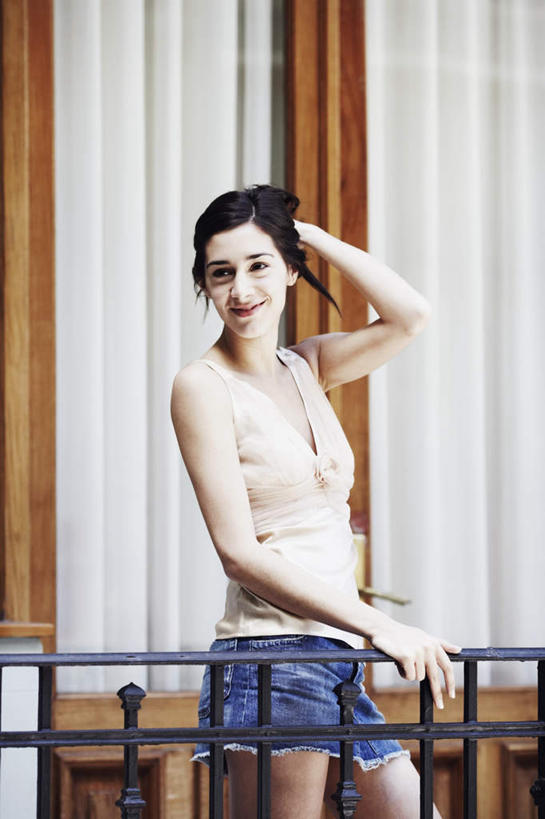 西方人,一个人,栏杆,露台,站,笑,摸,微笑,露齿笑,竖图,室外,白天,正面,裙子,窗户,窗帘,阳台,欧洲,欧洲人,仅一个年轻女性,仅一个女性,仅一个人,抚摸,服装,装饰,围栏,注视,休闲装,护栏,玻璃窗,衣服,帘子,观察,看,站着,休闲,休闲服,遮阳,搭,短裙,服饰,观看,半身裙,牛仔裙,华丽,修饰,点缀,察看,搭着,关注,衬托,美观,雅致,雅观,年轻女性,女人,女性,白种人,触摸,接触,站立,半身,彩图,露天阳台