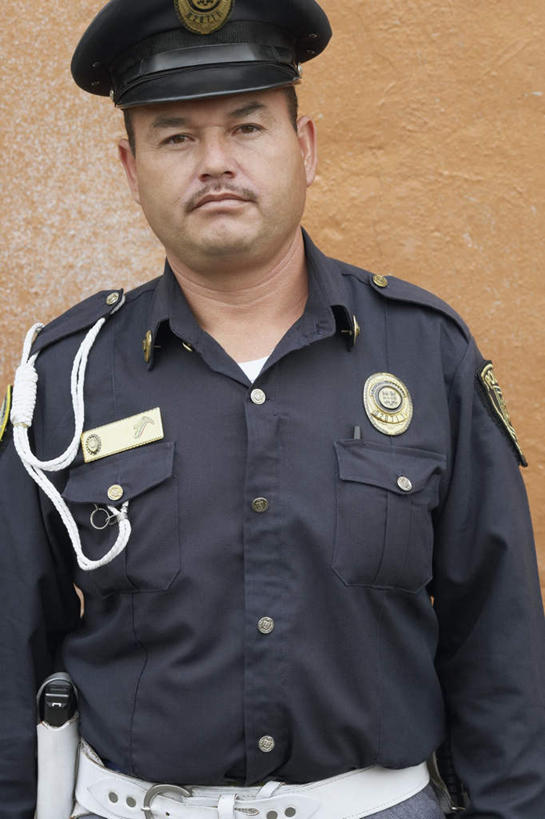 西方人,一个人,警察,警卫,站,竖图,室外,白天,正面,工作服,制服,帽子,欧洲,欧洲人,仅一个男性,仅一个人,仅一个中年男性,服装,标志,工具,注视,标识,衣服,观察,看,站着,器械,服饰,军帽,拐杖,观看,手杖,察看,徽章,衣着,穿着,关注,医疗器械,警徽,辅助设备,工作制服,衣饰,男人,男性,中年男性,白种人,保安,警卫员,看守,卫兵,站立,半身,彩图,工作套服