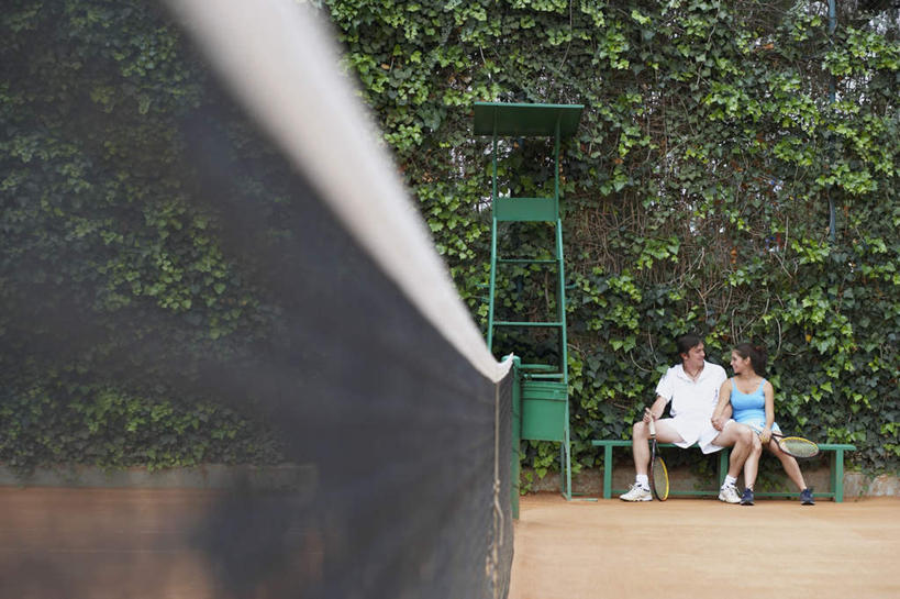 西方人,两个人,坐,说,横图,室外,白天,正面,运动服,爱情,讨论,植物,椅子,欧洲,欧洲人,服装,环保,木椅,球场,网球场,球网,防护,浪漫,注视,场地,树,树木,衣服,绿色,自然,观察,看,温暖,温馨,恩爱,恋人,服饰,生长,成长,观看,和睦,察看,衣着,穿着,关注,美好,美妙,间隔,美观,雅观,衣饰,网球球网,绿篱,生篱,树篱,植篱,交流,男人,男性,年轻女性,女人,女性,中年男性,白种人,情侣,沟通,讲话,交谈,商讨,说话,谈话,坐着,彩图,全身,网球场地,硬地场,伴侣,融洽,运动装