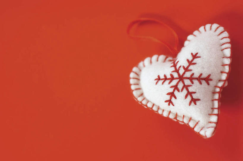 无人,横图,俯视,室内,特写,白天,静物,刺绣,圣诞节,红色背景,节日,庆祝,艺术,装饰,手工艺品,雪花,文化,工艺品,庆典,摄影,影棚,纪念,华丽,修饰,点缀,高雅,自信心,品位,衬托,美观,雅致,雅观,针包,针垫,彩图,高角度拍摄,影棚拍摄,拍摄,女红,针绣,针黹,黹