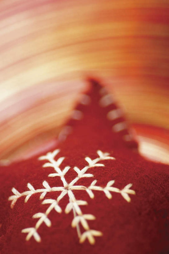 无人,竖图,室内,特写,白天,正面,静物,圣诞节,节日,朦胧,模糊,庆祝,装饰,雪花,星星,文化,一个,红色,庆典,星形,单个,纪念,华丽,修饰,点缀,五角形,衬托,美观,雅致,雅观,针包,针垫,五角星,彩图