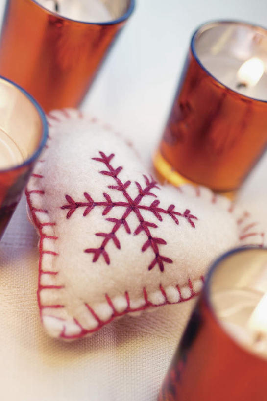 无人,竖图,俯视,室内,特写,白天,白色背景,爱情,静物,蜡烛,刺绣,圣诞节,阴影,节日,爱心,庆祝,艺术,装饰,光线,火焰,影子,烛光,手工艺品,雪花,浪漫,燃烧,文化,一个,工艺品,点燃,四个,庆典,温暖,温馨,心形,恩爱,摄影,影棚,单个,纪念,华丽,修饰,点缀,和睦,高雅,自信心,品位,衬托,美观,雅致,雅观,针包,针垫,心型,彩图,高角度拍摄,影棚拍摄,拍摄,女红,针绣,针黹,黹,融洽