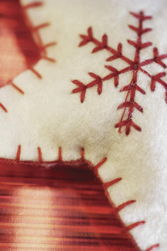 无人,竖图,俯视,室内,特写,白天,静物,刺绣,圣诞节,节日,庆祝,艺术,装饰,手工艺品,雪花,星星,文化,一个,红色,白色,工艺品,庆典,星形,摄影,影棚,单个,纪念,华丽,修饰,点缀,高雅,五角形,自信心,品位,衬托,美观,雅致,雅观,针包,针垫,五角星,彩图,高角度拍摄,影棚拍摄,拍摄,女红,针绣,针黹,黹