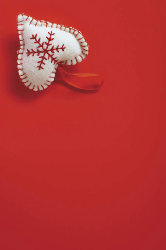 无人,竖图,俯视,室内,特写,白天,爱情,静物,刺绣,圣诞节,红色背景,节日,爱心,庆祝,艺术,装饰,手工艺品,雪花,浪漫,文化,一个,红色,白色,工艺品,庆典,温暖,温馨,心形,恩爱,摄影,影棚,单个,纪念,华丽,修饰,点缀,和睦,高雅,自信心,品位,衬托,美观,雅致,雅观,针包,针垫,心型,彩图,高角度拍摄,影棚拍摄,拍摄,女红,针绣,针黹,黹,融洽