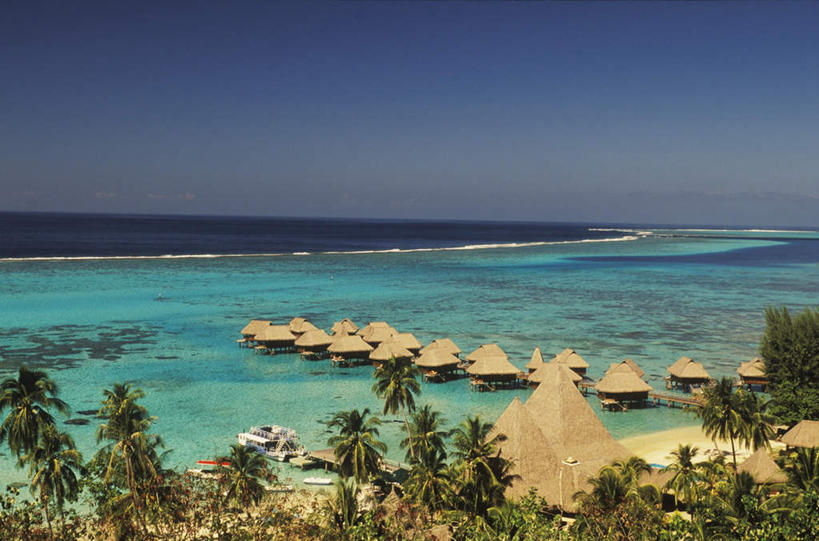 无人,家,木屋,码头,横图,俯视,室外,白天,旅游,度假,岛屿,海浪,海洋,美景,沙滩,植物,港口,棕榈树,叶子,夏威夷,美国,一排,阴影,整齐,并列,并排,光线,沙子,影子,海岸,景观,浪花,水平线,辽阔,绿叶,海平线,沙地,娱乐,住宅,树,树木,排列,蓝色,绿色,蓝天,天空,阳光,自然,海水,天,享受,休闲,广阔,嫩叶,景色,放松,生长,晴朗,成长,一望无际,北美,北美洲,队列,自然风光,美洲,平行,海景,棕榈叶,万里无云,夏威夷岛,夏威夷州,爱洛哈之州,北亚美利加洲,亚美利加洲,大岛,无边无际,一马平川,叶,叶片,大海,风浪,海,海水的波动,海滩,近岸浪,列岛,群岛,涌浪,诸岛,晴空,晴空万里,彩图,高角度拍摄,摆渡口,埠头,渡口,渡头,港湾,海港,货运码头,口岸,茅舍,茅屋,棚屋,商港,小木屋,小屋,水天相接,水天一线