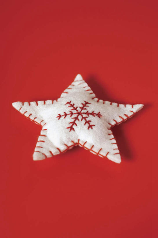无人,竖图,俯视,室内,特写,白天,静物,刺绣,圣诞节,红色背景,节日,庆祝,艺术,装饰,手工艺品,雪花,星星,文化,一个,红色,白色,工艺品,庆典,星形,摄影,影棚,单个,纪念,华丽,修饰,点缀,高雅,五角形,自信心,品位,衬托,美观,雅致,雅观,针包,针垫,五角星,彩图,高角度拍摄,影棚拍摄,拍摄,女红,针绣,针黹,黹