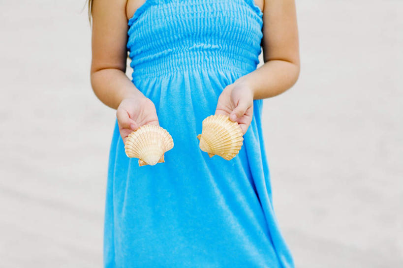 西方人,儿童,一个人,站,横图,室外,白天,正面,裙子,纯洁,沙滩,贝壳,欧洲,欧洲人,仅一个女性,仅一个人,握,连衣裙,服装,沙子,海岸,沙地,拿,拿着,小孩,衣服,蓝色,站着,仅一个小孩,可爱,童年,童趣,握着,服饰,衣着,穿着,童真,烂漫,无邪,衣饰,天真,女孩,女人,女性,白种人,孩子,贝类外壳,海螺壳,软体动物外壳,海滩,站立,半身,彩图,女生