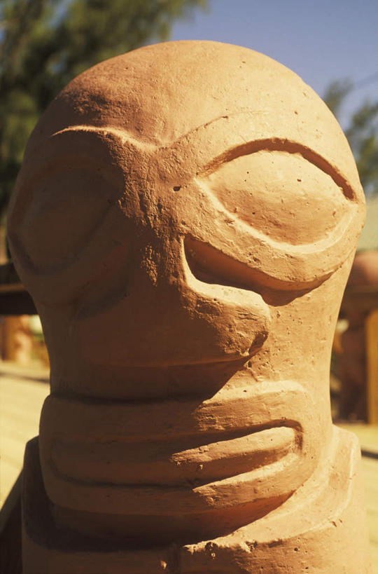 脸,头,脸颊,一个人,无人,竖图,室外,特写,白天,正面,岛屿,植物,棕榈树,叶子,雕塑,夏威夷,美国,仅一个男性,仅一个人,阴影,艺术,装饰,光线,雕刻,雕像,影子,绿叶,树,树木,仅一个年轻男性,蓝色,绿色,蓝天,天空,阳光,自然,工艺品,天,嫩叶,生长,晴朗,成长,纪念,美术,北美,北美洲,主题,美洲,陈列,棕榈叶,万里无云,夏威夷岛,夏威夷州,爱洛哈之州,功能,美学,北亚美利加洲,亚美利加洲,大岛,男人,男性,年轻男性,头部,脸部,脸蛋,面部,叶,叶片,列岛,群岛,诸岛,晴空,晴空万里,半身,彩图