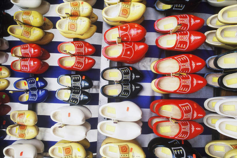 无人,商店,横图,俯视,室外,特写,白天,购物,消费,静物,鞋子,欧洲,荷兰,一排,许多,花纹,整齐,装饰,并列,并排,木制,首都,很多,商铺,排列,木制品,金融,华丽,修饰,点缀,西欧,队列,平底鞋,平行,选购,贸易,阿姆斯特丹,衬托,美观,雅致,雅观,血拼,荷兰王国,尼德兰王国,市肆,商号,彩图,高角度拍摄,店铺